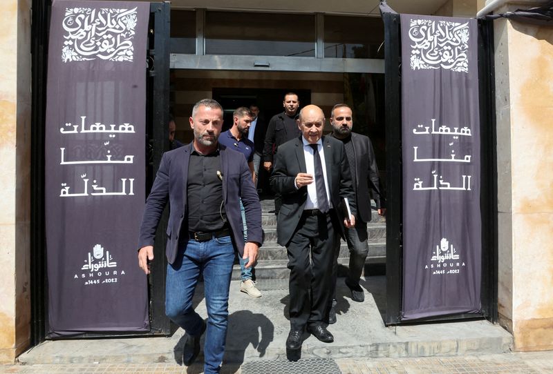 &copy; Reuters. Photo d'archives de Jean-Yves Le Drian, ancien ministre français des Affaires étrangères et de la Défense, à la sortie d'une réunion avec le chef du bloc parlementaire du Hezbollah, Mohammad Raad, dans la banlieue de Beyrouth, au Liban. /Photo prise