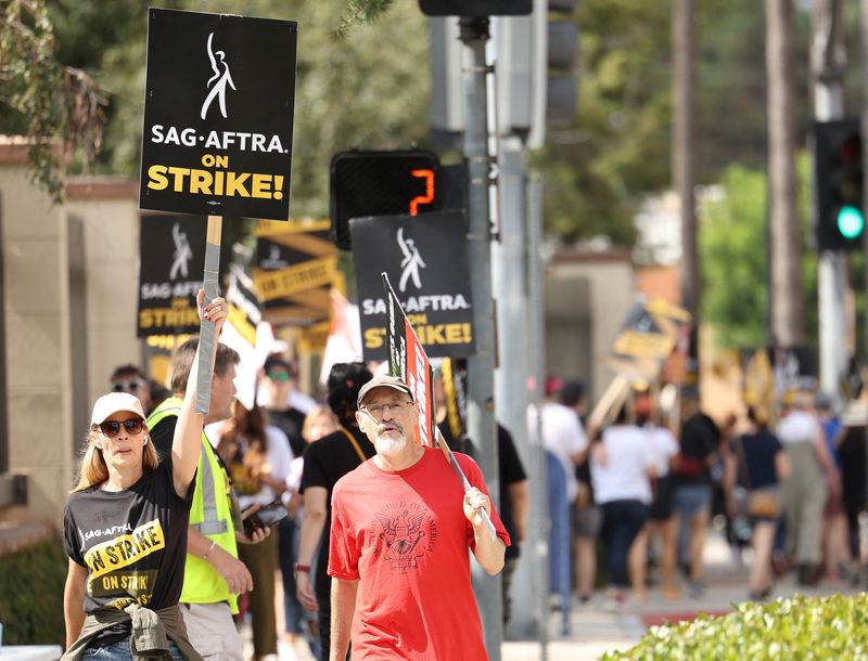© Reuters. Piquete promovido pelos grevistas dos sindicatos SAG-AFTRA e WGA, em Burbank
06/09/2023
REUTERS/Mario Anzuoni