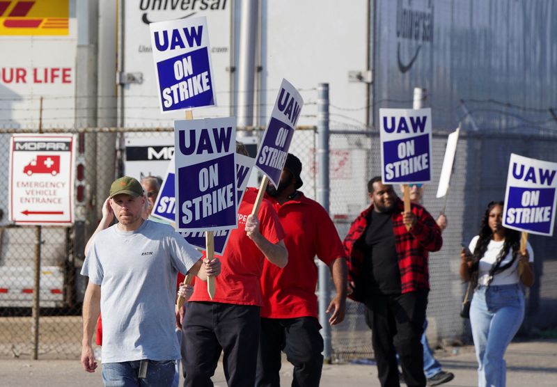 &copy; Reuters. Striking UAW workers picket outside a Stellantis facility in Center Line, Michigan, U.S., September 22, 2023. REUTERS/Dieu-Nalio Chery