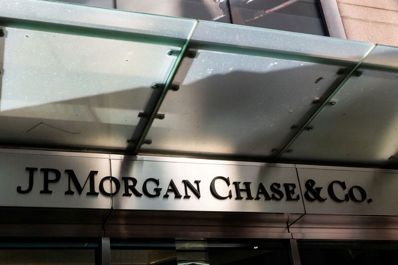 &copy; Reuters. FOTO DE ARCHIVO: Una marquesina de JPMorgan Chase Bank, en la ciudad de Nueva York, Estados Unidos. 21 de marzo de 2023. REUTERS/Caitlin Ochs/Foto de archivo