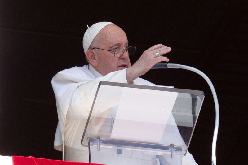 &copy; Reuters. FILE PHOTO: Pope Francis leads the Angelus prayer from his window at the Vatican, September 24, 2023.    Vatican Media/­Handout via REUTERS/File Photo