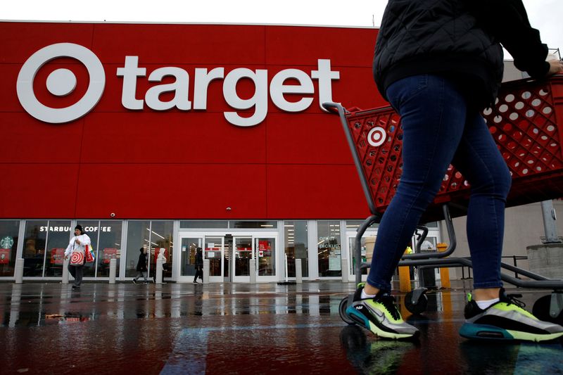 &copy; Reuters. Shoppers exit a Target store during Black Friday sales in Brooklyn, New York, U.S., November 26, 2021.  REUTERS/Brendan McDermid