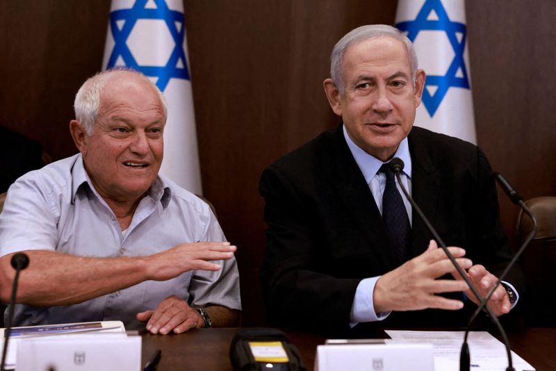 &copy; Reuters. Premiê Benjamin Netanyahu e ministro do Turismo, Haim Katz (à esquerda), participam de reunião do gabinete
27/08/2023
MENAHEM KAHANA/Pool via REUTERS