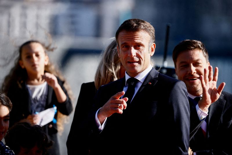 &copy; Reuters. Le président Emmanuel Macron à Marseille, accueillant le pape François avant une réunion au Palais du Pharo, à l'occasion des Rencontres méditerranéennes (MED 2023). /Photo prise le 23 septembre 2023/REUTERS/Yara Nardi