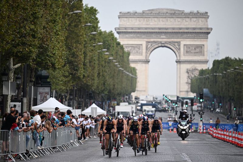 &copy; Reuters. Olympics - Paris 2024 holds triathlon test event for the Olympics - Paris, France - August 18, 2023  The Arc de Triomphe is seen as athletes compete in the elite men triathlon test event   Emmanuel Dunand/Pool via REUTERS/File photo