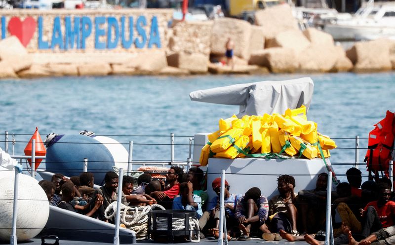 &copy; Reuters. Des migrants arrivent sur un navire des garde-côtes italiens après avoir été secourus en mer, sur l'île sicilienne de Lampedusa, en Italie. /Photo prise le 18 septembre 2023/REUTERS/Yara Nardi
