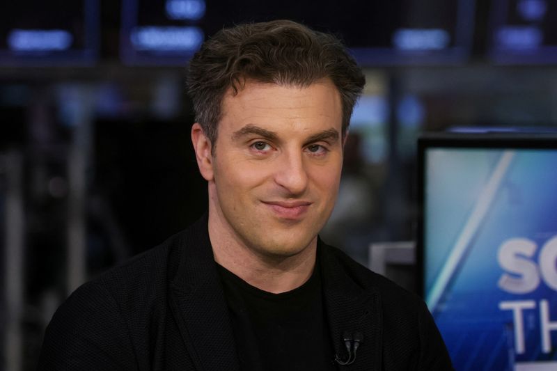 &copy; Reuters. Brian Chesky, cofondateur et directeur général d'Airbnb lors d'une interview avec CNBC sur le parquet de la Bourse de New York, aux États-Unis.  /Photo prise le 10 mai 2023/REUTERS/Brendan McDermid