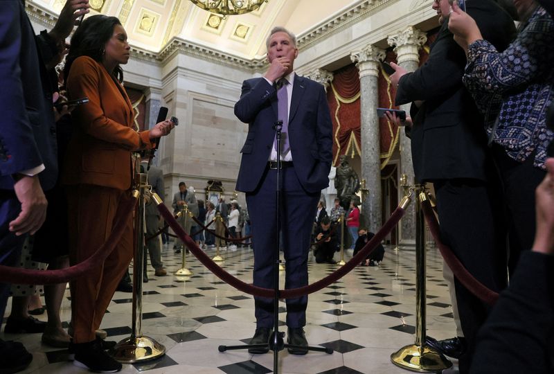 © Reuters. U.S. House Speaker Kevin McCarthy speaks to members of the media as the deadline to avert a government shutdown approaches on Capitol Hill in Washington, U.S., September 26, 2023. REUTERS/Leah Millis  