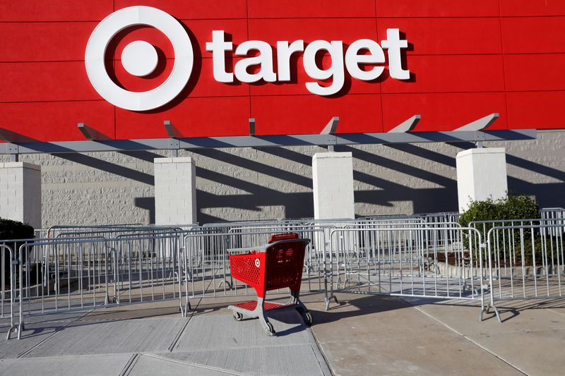 &copy; Reuters. An empty shopping cart stands outside a target store during a Black Friday sales event in Westbury, New York, U.S., November 23, 2018. REUTERS/Shannon Stapleton/File photo