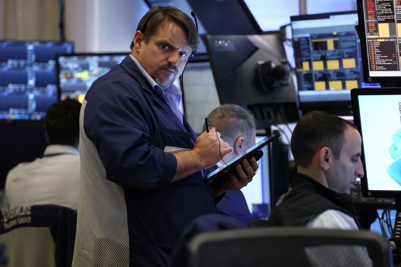 &copy; Reuters. Traders work on the floor of the New York Stock Exchange (NYSE) in New York City, U.S., September 26, 2023.  REUTERS/Brendan McDermid