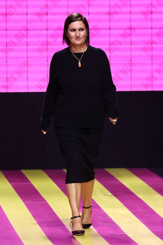 &copy; Reuters. ماريا جراتسيا كيوري مصممة دار ديور للأزياء في نهاية عرض مجموعة ملابس ربيع وصيف 2024 خلال أسبوع الموضة في باريس يوم الثلاثاء. تصوير: ستيفاني لي