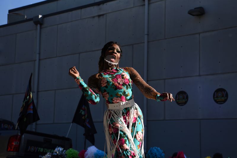 © Reuters. A drag queen with Joy to the Polls performs as voters cast ballots at Buddy’s Houston, the world's first presidential polling location at an LGBTQ+ bar, on Election Day in Houston, Texas, U.S., November 3, 2020. REUTERS/Callaghan O'Hare/File Photo