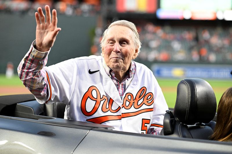 Baseball-Orioles' star third baseman Brooks Robinson dies at 86
