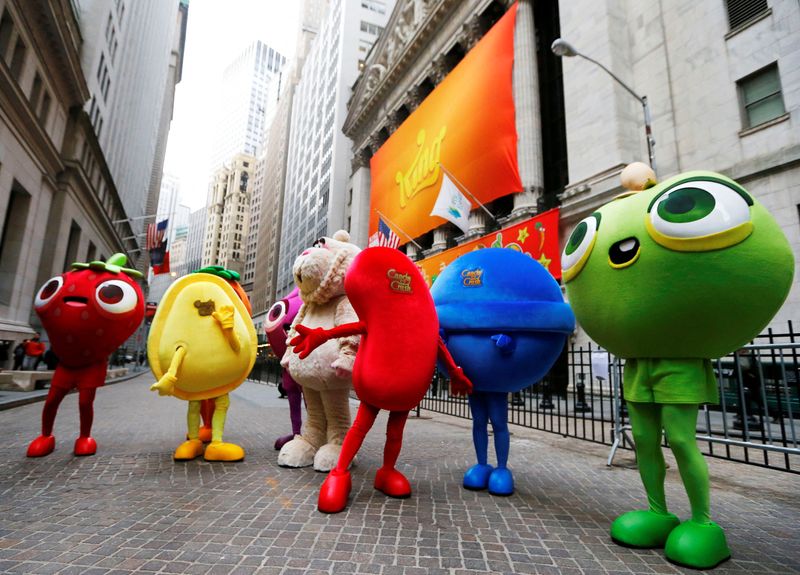 &copy; Reuters. FOTO DE ARCHIVO. Mascotas vestidas como los personales del videojuego "Candy Crush Saga" posan fuera del edificio de la bolsa de Nueva York. Mazo 26, 2014.   REUTERS/Brendan McDermid