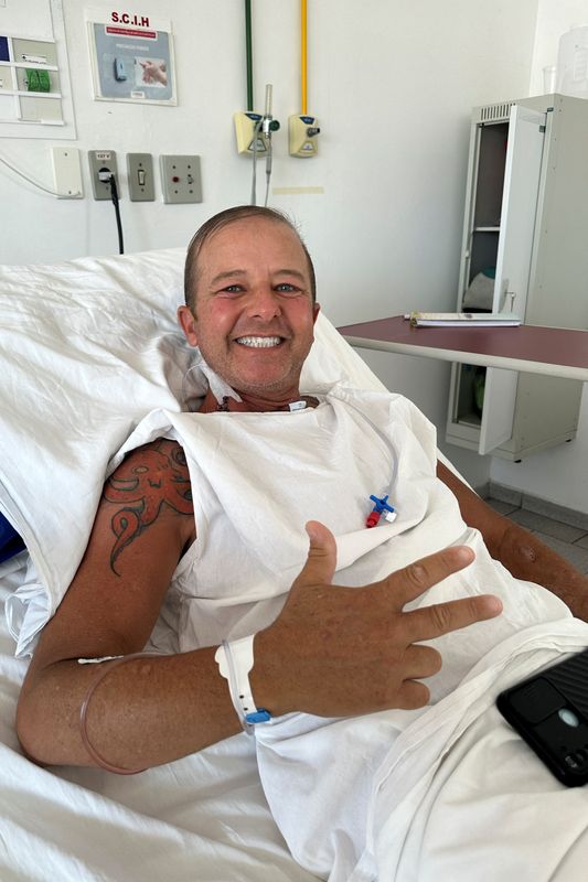 © Reuters. Patient Ricardo Medeiros de Oliveira reacts after a kidney transplant at the hospital Santa Casa de Juiz de Fora, state of Minas Gerais, Brazil September 25, 2023. REUTERS/Michelle Cafiero