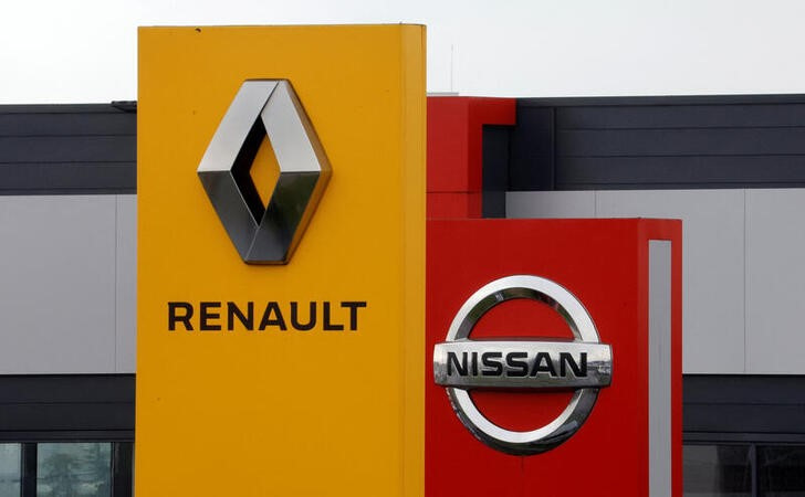 &copy; Reuters. 　９月２６日、仏自動車大手ルノーは、アライアンス（連合）を組む日産自動車と三菱自動車との共同購買契約を終了すると発表した。写真はルノーと日産のロゴ。仏ランスで１月撮影（２