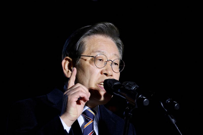 &copy; Reuters.     韓国のソウル中央地裁は９月２７日未明、最大野党「共に民主党」の李在明代表（写真）に対する収賄・背任容疑での逮捕状請求を棄却した。２０２２年３月撮影（２０２３年　ロイタ