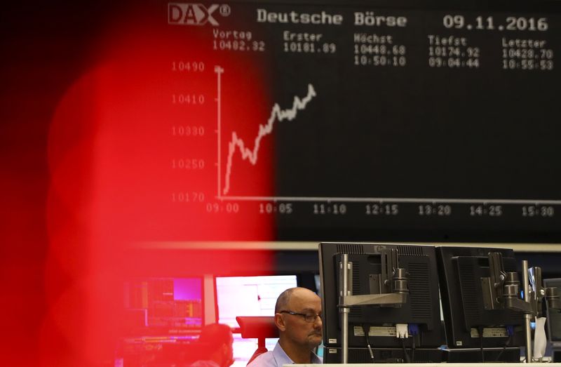 © Reuters. A trader at the Frankfurt stock exchange reacts in Frankfurt, Germany, November 9, 2016. REUTERS/Kai Pfaffenbach/File photo