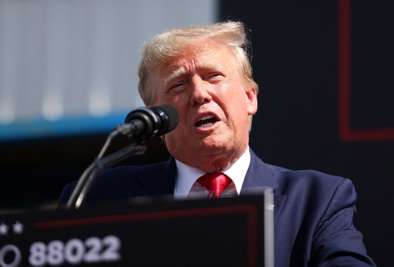 © Reuters. Former U.S. President and Republican presidential candidate Donald Trump attends a 2024 presidential election campaign event at Sportsman Boats in Summerville, South Carolina, U.S. September 25, 2023.  REUTERS/Sam Wolfe