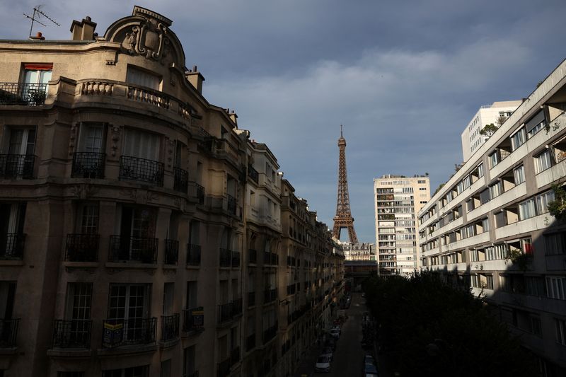 © Reuters. Residential apartment buildings are seen near the Eiffel Tower in Paris, France, September 26, 2023. REUTERS/Stephanie Lecocq