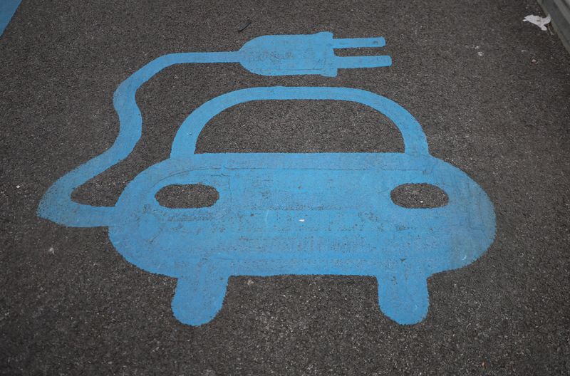 © Reuters. FILE PHOTO: A logo depicting an electric car is seen on the floor of a charging bay inside an ALDI supermarket car park in Manchester, Britain, September 8, 2023. REUTERS/Phil Noble