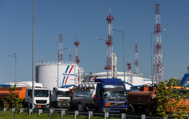 &copy; Reuters. Petrol trucks are parked near oil tanks at Volodarskaya LPDS production facility owned by Transneft oil pipeline operator in the village of Konstantinovo in the Moscow region, Russia June 8, 2022. REUTERS/Maxim Shemetov/File photo