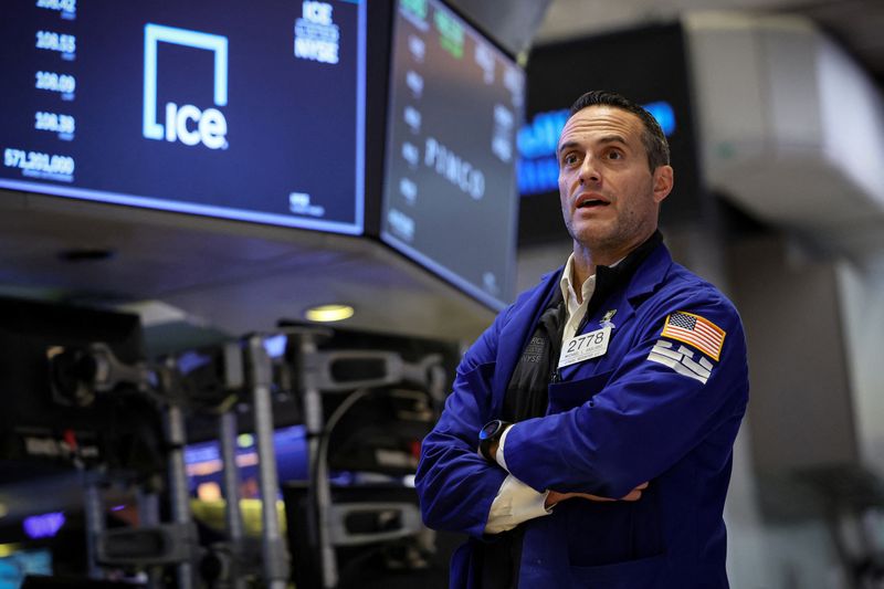 &copy; Reuters. FILE PHOTO: Traders work on the floor of the New York Stock Exchange (NYSE) in New York City, U.S., September 26, 2023.  REUTERS/Brendan McDermid/File Photo