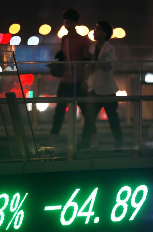 &copy; Reuters. Movimentação de índice acionário em telão em Xangai, China 
04/06/2012
REUTERS/Carlos Barria 