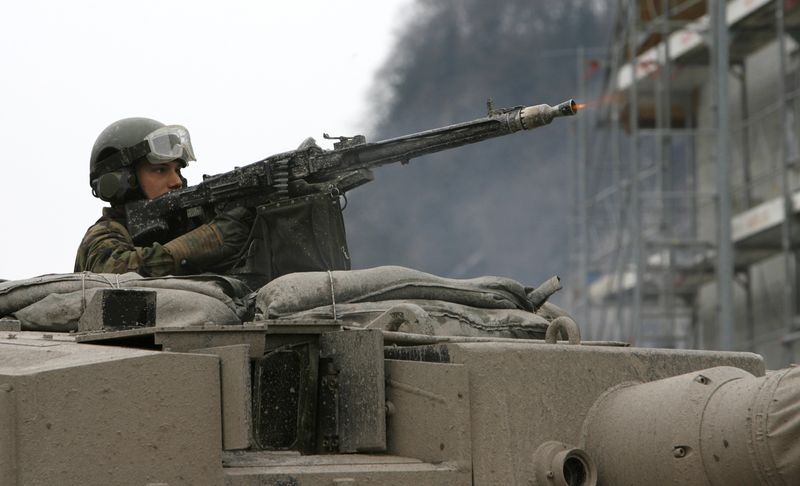&copy; Reuters. جندي سويسري يُطلق النار من بندقية آلية من برج دبابة ليوبارد 2 خلال تدريب في قاعدة عسكرية بالقرب من فالنشتات بصورة من أرشيف رويترز.