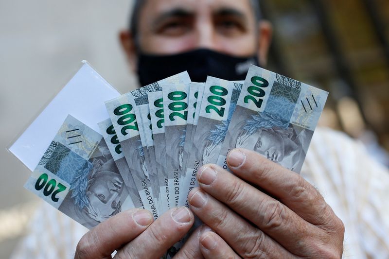 &copy; Reuters. Homem segura notas de 200 reais
02/07/2020. REUTERS/Adriano Machado