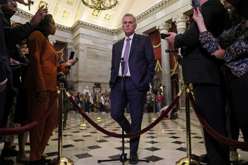 &copy; Reuters. Presidente da Câmara dos Deputados dos EUA, Kevin McCarthy, conversa com jornalistas no prédio do Congresso norte-americano em Washington
26/09/2023 REUTERS/Leah Millis