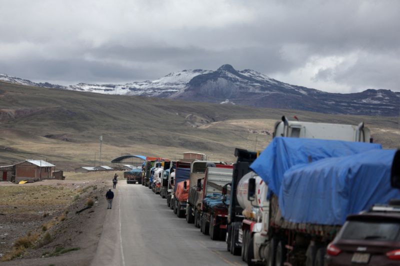 &copy; Reuters. FOTO DE ARCHIVO: Camiones permanecen atascados durante un bloqueo de carretera causado debido a una manifestación antigubernamental que exige la renuncia de la presidenta de Perú, Dina Boluarte, en Condoroma en la región de Cusco, Perú. 4 de febrero, 