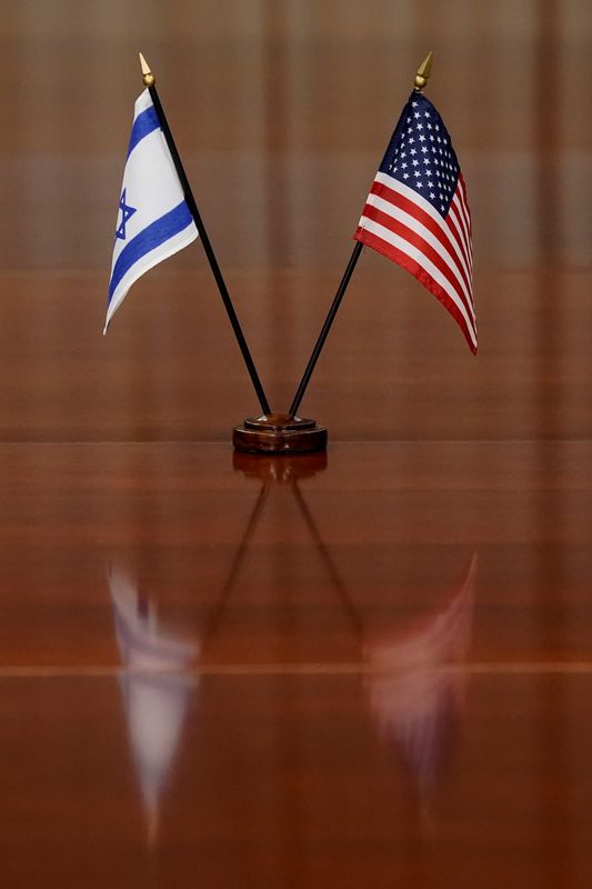 &copy; Reuters. العلمان الأمريكي والإسرائيلي خلال اجتماع في فيرجينيا بصورة من أرشيف رويترز.
