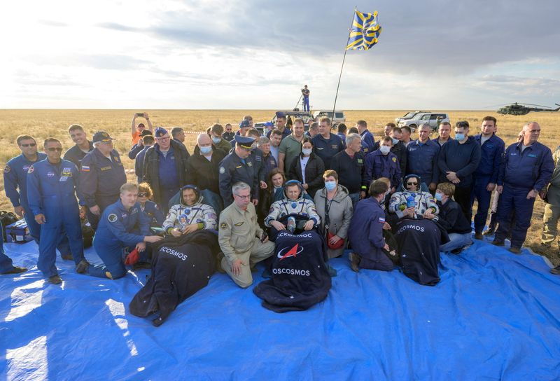&copy; Reuters. أعضاء محطة الفضاء الدولية الروسيين سيرجي بروكوبيف ودميتري بيتلين والأمريكي فرانك روبيو بعد وصولهم إلى الأرض في قازاخستان يوم الأربعاء.  صو