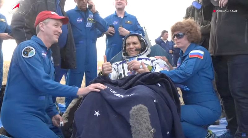 © Reuters. International Space Station (ISS) crew member and NASA astronaut Frank Rubio rests after landing in the Soyuz MS-23 space capsule in a remote area near Zhezkazgan, Kazakhstan, September 27, 2023, in this still image taken from live broadcast video. Roscosmos/Handout via REUTERS 