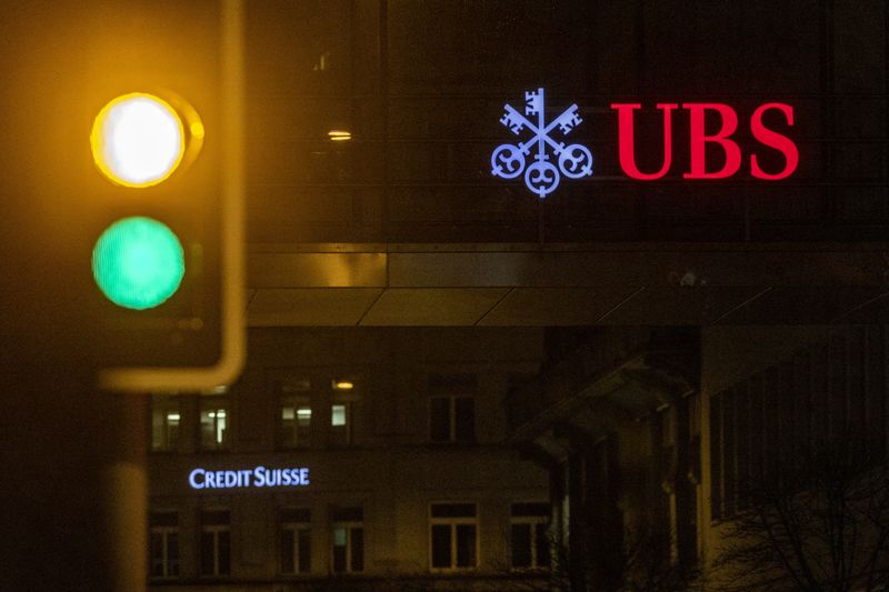 © Reuters. Logos of Swiss banks UBS and Credit Suisse are seen on an office building in Zurich, Switzerland March 19, 2023. REUTERS/Denis Balibouse