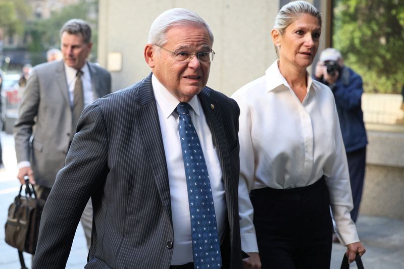 © Reuters. U.S. Senator Robert Menendez, Democrat of New Jersey, and his wife Nadine Menendez arrive at Federal Court for a hearing on bribery charges in connection with an alleged corrupt relationship with three New Jersey businessmen, in New York City, U.S., September 27, 2023. REUTERS/Brendan McDermid