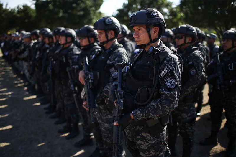 &copy; Reuters. FILE PHOTO: Policemen prepare for an anti-gang patrol following a year-long state of emergency against gangs, in Soyapango, El Salvador March 24, 2023. REUTERS/Jose Cabezas