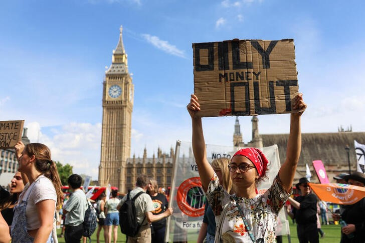 &copy; Reuters. Manifestante protesta contra uso de combustíveis fósseis, em Londres
16/09/2023
REUTERS/Susannah Ireland