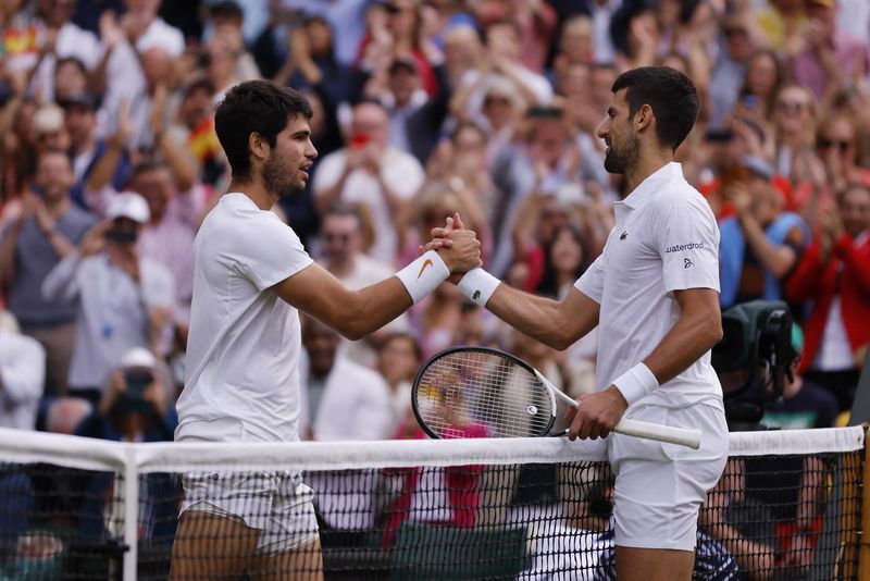 © Reuters. Carlos Alcaraz e Novak Djokovic em Wimbledon
 16/7/2023   REUTERS/Andrew Couldridge