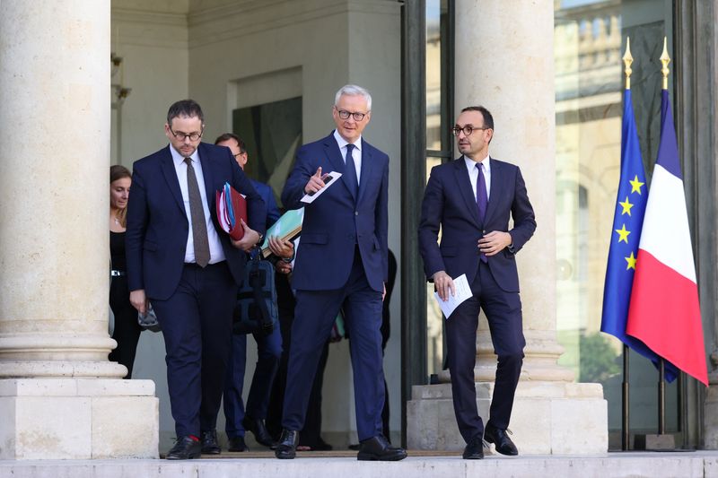 © Reuters. French Minister for Economy, Finance, Industry and Digital Security Bruno Le Maire, Junior Minister for Public Accounts Thomas Cazenave and Minister for Health and Prevention Aurelien Rousseau leave following the weekly cabinet meeting at the Elysee Palace in Paris, France, September 27, 2023. REUTERS/Johanna Geron