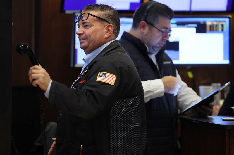 &copy; Reuters. Des traders sur le parquet de la Bourse de New York, aux États-Unis. /Photo prise le 26 septembre 2023/REUTERS/Brendan McDermid