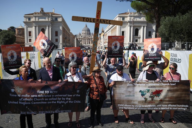 &copy; Reuters. Sobreviventes de abuso sexual clerical marcham a Roma com cruz de madeira
27/09/2023
REUTERS/Guglielmo Mangiapane