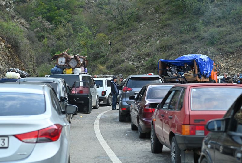 &copy; Reuters. Veículos que transportam refugiados de Nagorno-Karabakh, uma região habitada por arménios étnicos, fazem fila na estrada que leva à fronteira com a Arménia
26/09/2023
REUTERS/David Ghahramanyan