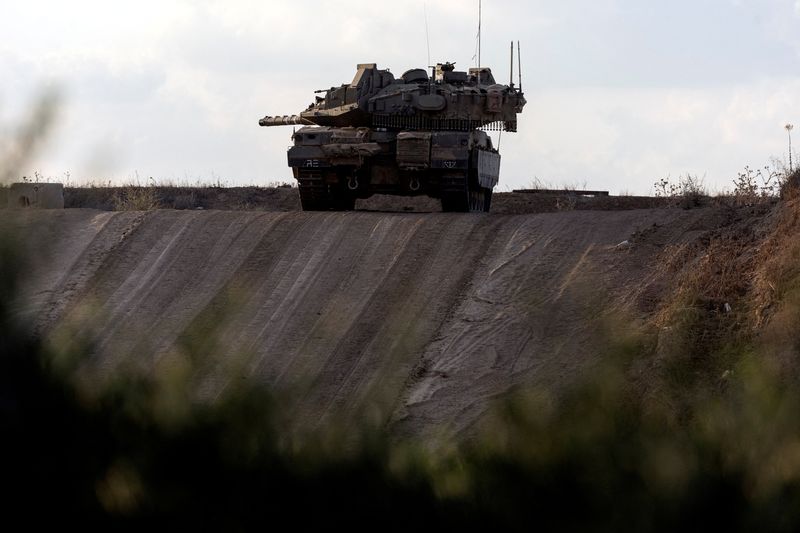 &copy; Reuters. FILE PHOTO: An Israeli tank is positioned near the border between Israel and the Gaza Strip during clashes between Palestinian protesters and Israeli soldiers, as it is seen from the Israeli side September 20, 2023. REUTERS/Amir Cohen/File Photo