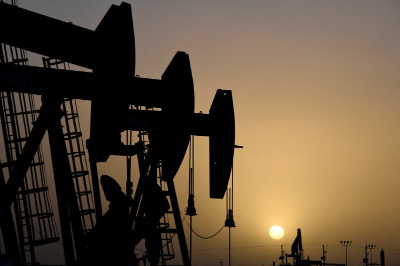 &copy; Reuters. FOTO DE ARCHIVO: Balancines petroleros operan al atardecer en Midland, Texas, Estados Unidos. 11 de febrero, 2019. REUTERS/Nick Oxford/Archivo
