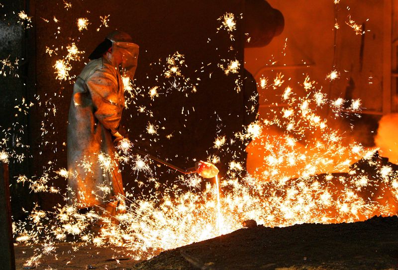 © Reuters. Produção de aço
30/01/2006
REUTERS/Yves Herman