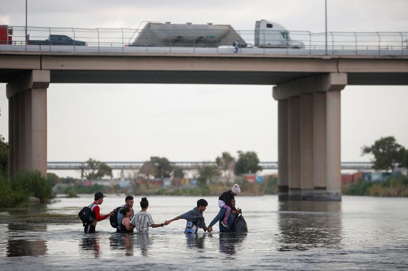© Reuters. Migrants cross the Rio Grande river to try to apply for asylum through Eagle Pass, Texas, U.S., as seen from Piedras Negras, in Piedras Negras, Mexico September 27, 2023. REUTERS/Daniel Becerril