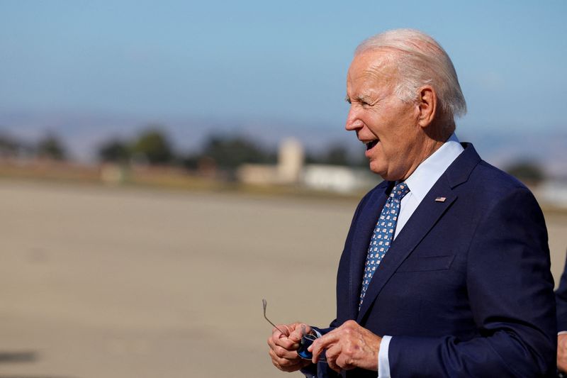 © Reuters. FILE PHOTO: U.S. President Joe Biden smiles as he is greeted after arriving at Moffett Federal Airfield in Mountain View, California, U.S., September 26, 2023. REUTERS/Evelyn Hockstein/File Photo