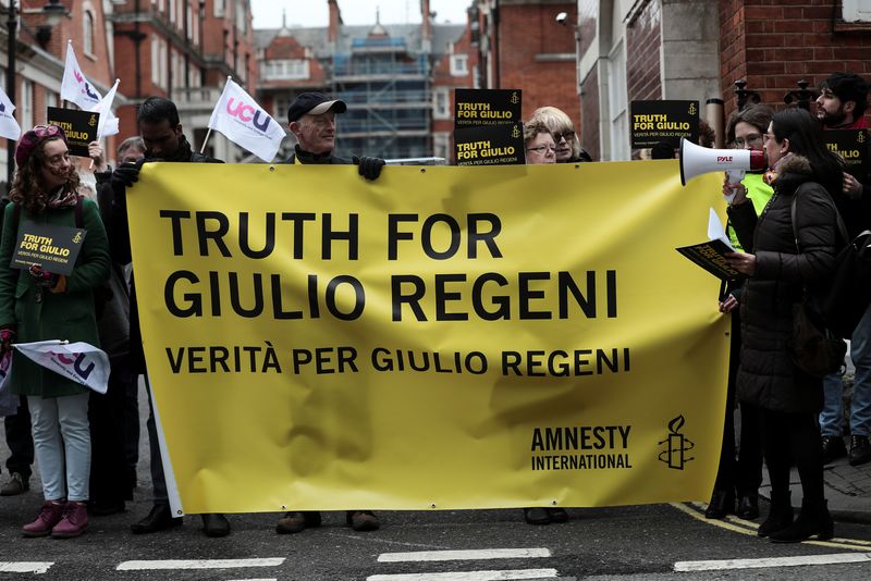 &copy; Reuters. FILE PHOTO: Demonstrators from Amnesty International hold placards outside the Egyptian embassy in support of Giulio Regeni, who was found murdered in Cairo two years ago, in London, Britain, February 2, 2018. REUTERS/Simon Dawson
